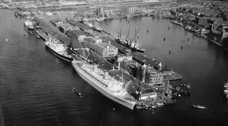 Middenvoor het hoofdkantoor van de Nederlandsch-Amerikaansche Stoomvaart-Maatschappij´, 
de latere Holland-Amerika Lijn met een aantal van hun schepen.